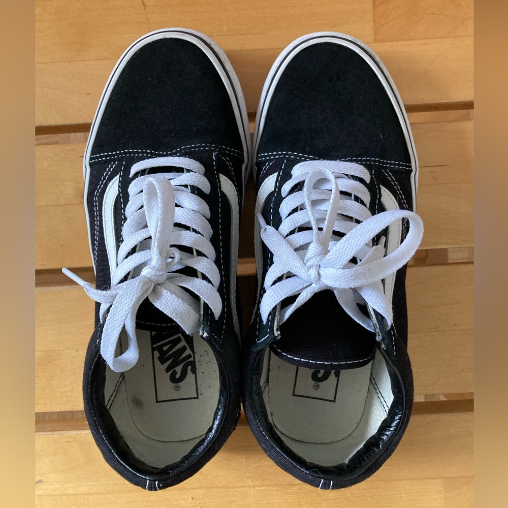VANS
Old Skool sneakers women size 6 black with Iconic Side Band